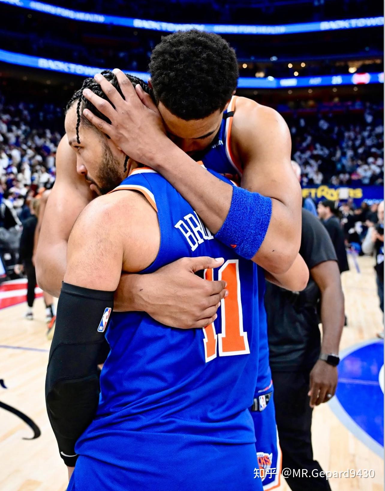 开云APP-包含纽约尼克斯训练开放日；转会期队长鼓劲引欢呼；NBA季后赛在即；身体对抗强度拉满的词条