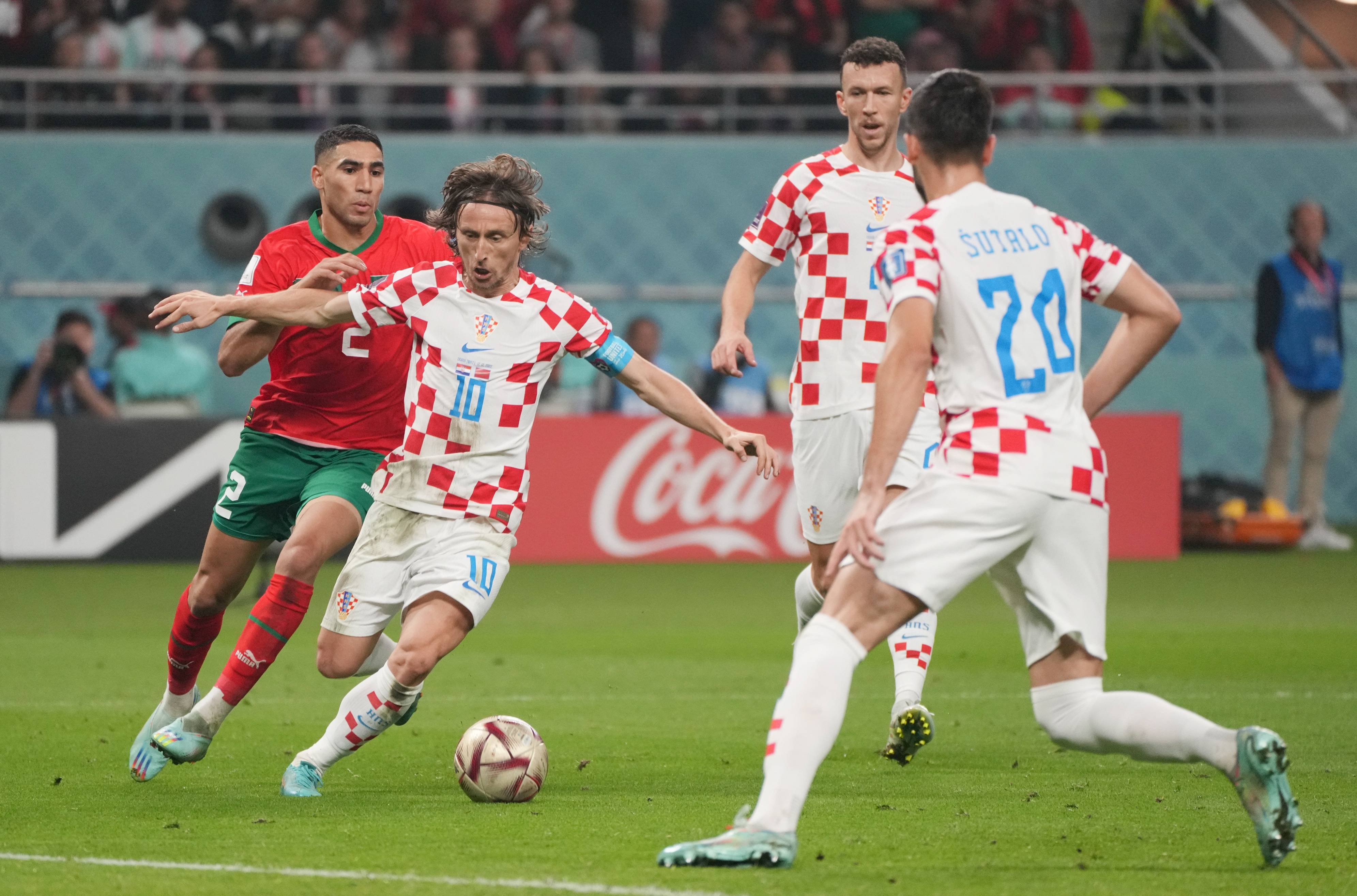 开元官网-欧冠赛程吃紧,上海海港赛前遗憾出局,赛场秩序良好,更衣室氛围转暖的简单介绍