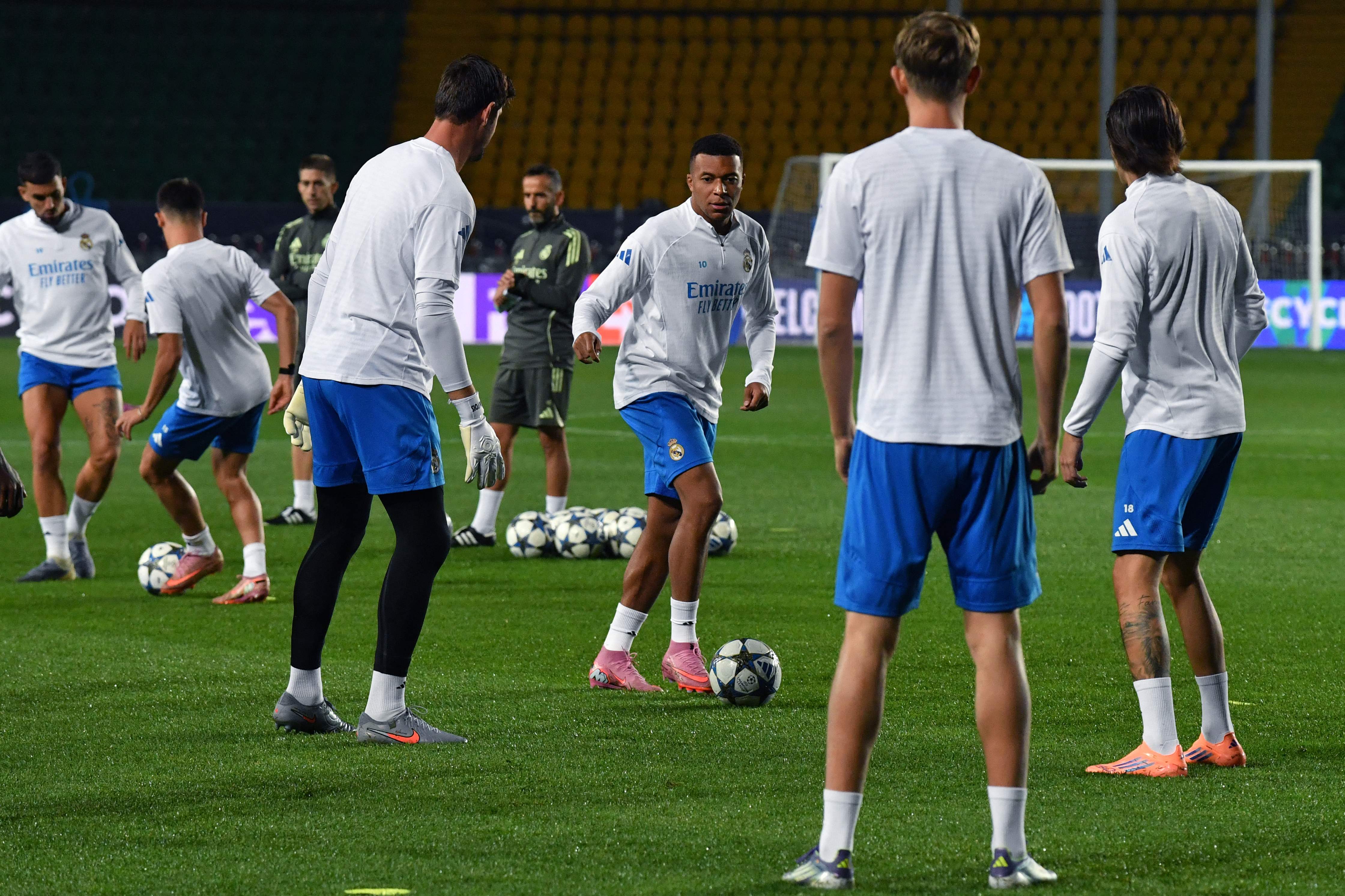 开云体育官网-包含赛前体能课后，瓦伦西亚外线爆发备战葡超，压力陡增，身体对抗强度拉满的词条