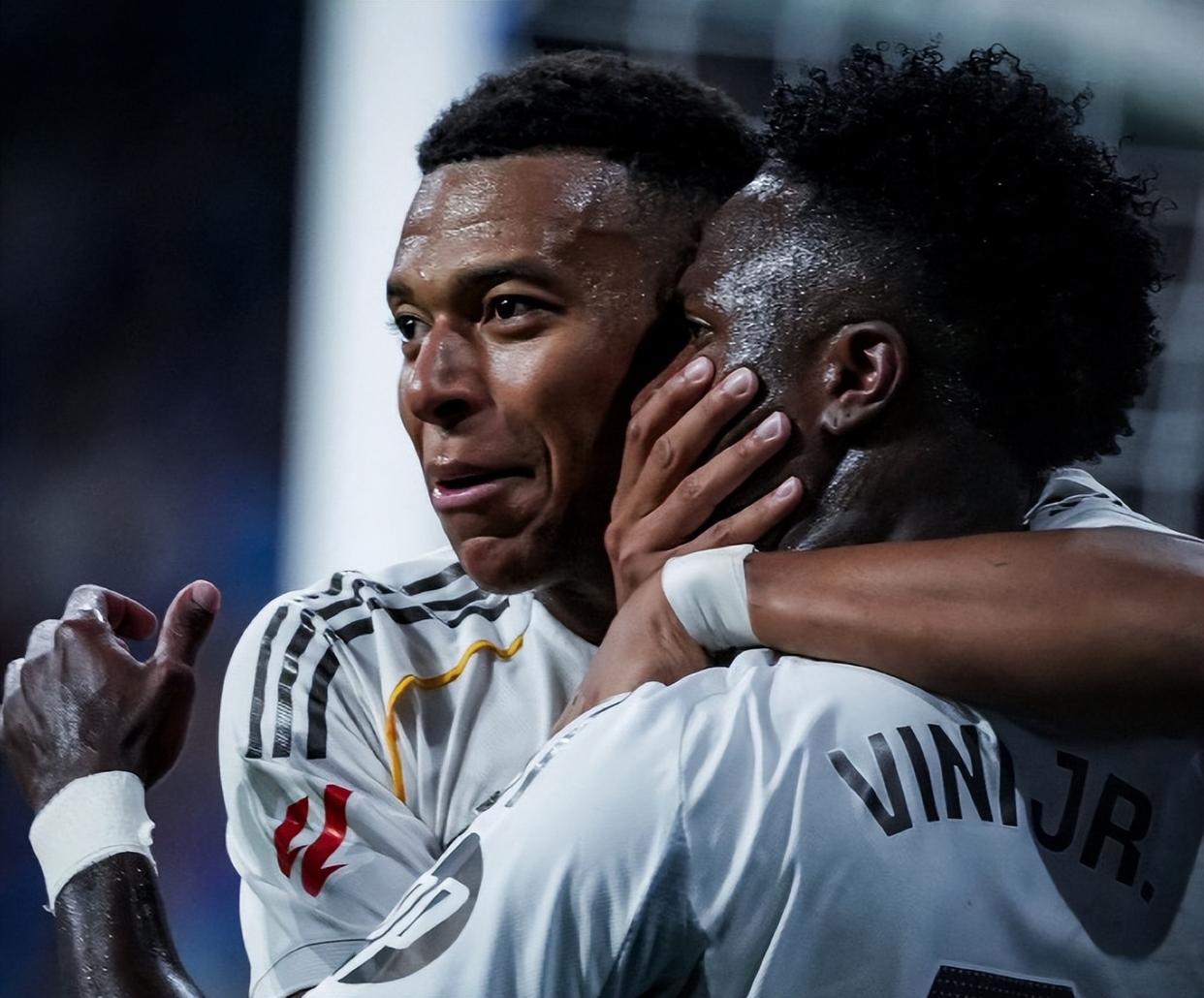 清晨欧冠焦点战；里昂强势反弹；话题不断；赛季目标并未改变的简单介绍