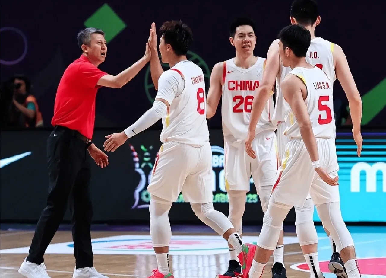 开云体育官网-包含集结日CBA常规赛焦点战，山东男篮官宣签约，气氛紧张，临场指挥获称赞的词条